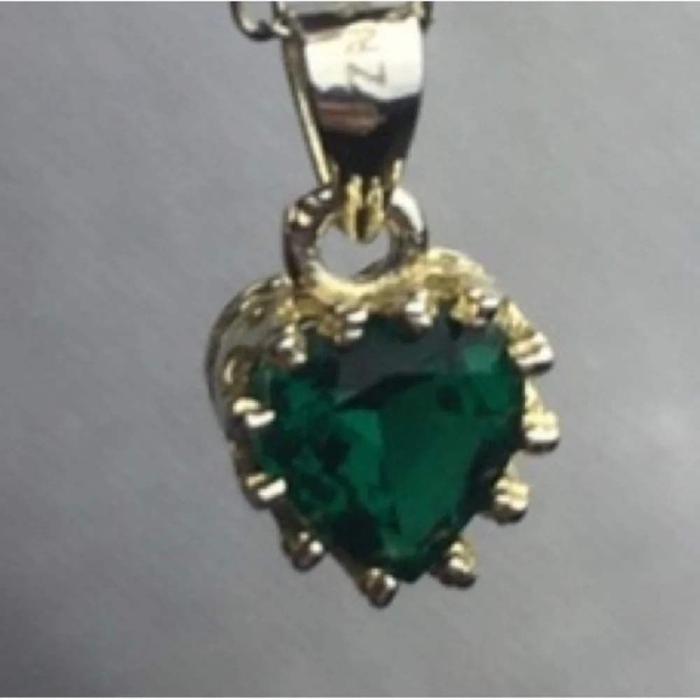 TIARA Emerald 💚 Heart Pendant Birthstone: MAY - Picture 4 of 6